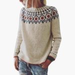 Women's sweater with round neckline and geometric pattern - Image 3