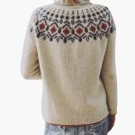 Women's sweater with round neckline and geometric pattern - Image 4