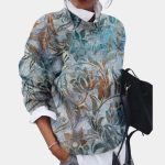 Women's pullover with round neckline and geometric pattern - Image 5