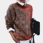 Women's pullover with round neckline and geometric pattern - Image 2