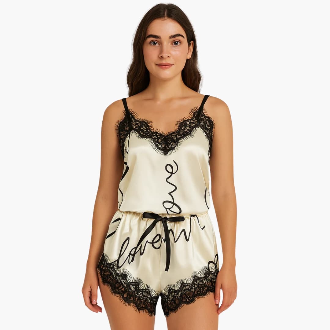 DamenPyjamaSetmitSpaghettitopundSchriftzugShorts_4.jpg Women's Pajama Set with Spaghetti Top and Printed Shorts - Image 1