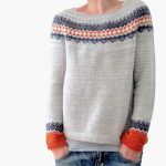 Women's pullover with round neckline and patterned surface