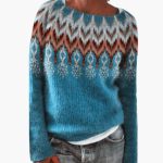 Women's pullover with round neckline and patterned surface - Image 3